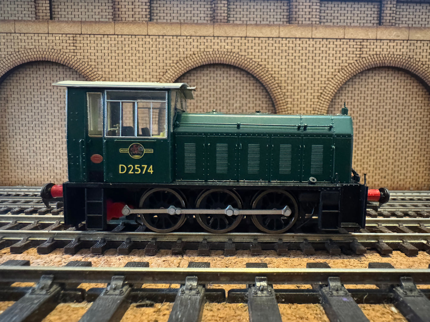 Heljan 2500 (OO) British Railways, Hunslet 200HP 0-6-0DM [Class 05] No.D2574 in BR Green. DCC Ready 