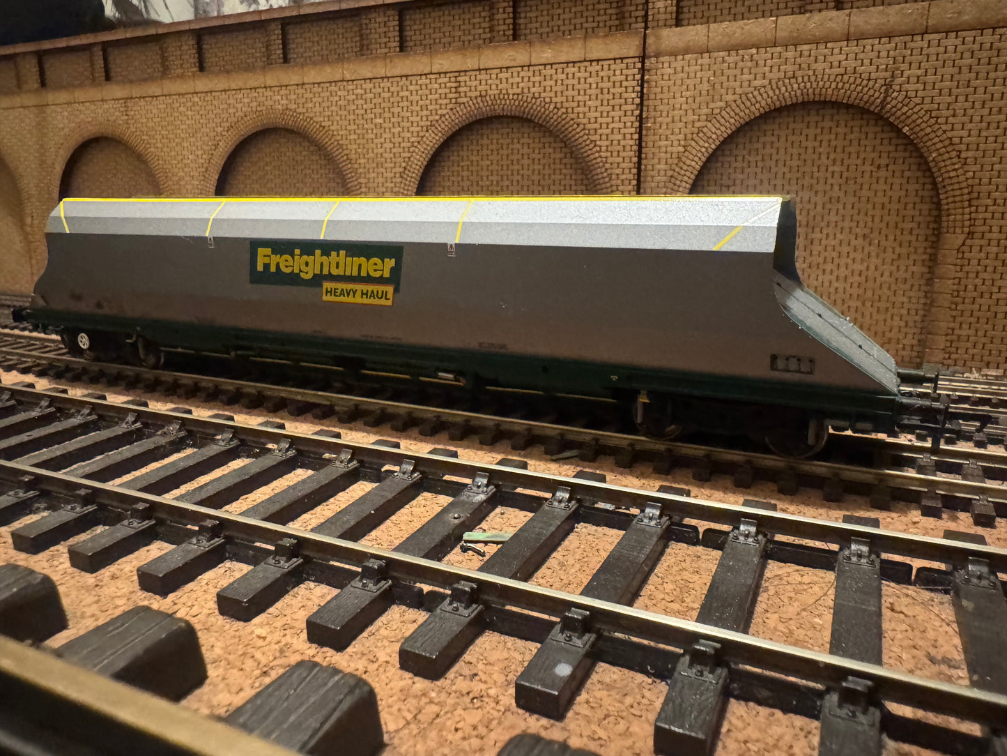 Bachmann 38-031 (OO) Freightliner 100T HHA Bogie Hopper with hinged end doors No.370001 in Freightliner Heavy Haul Livery with. 