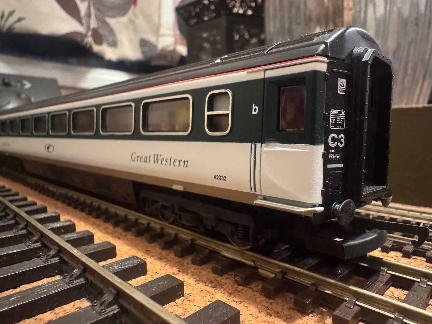 Lima (OO) Ex British Rail MK3s in Great Western ‘Merlin’ livery. Full Coaching Rake Bundle 