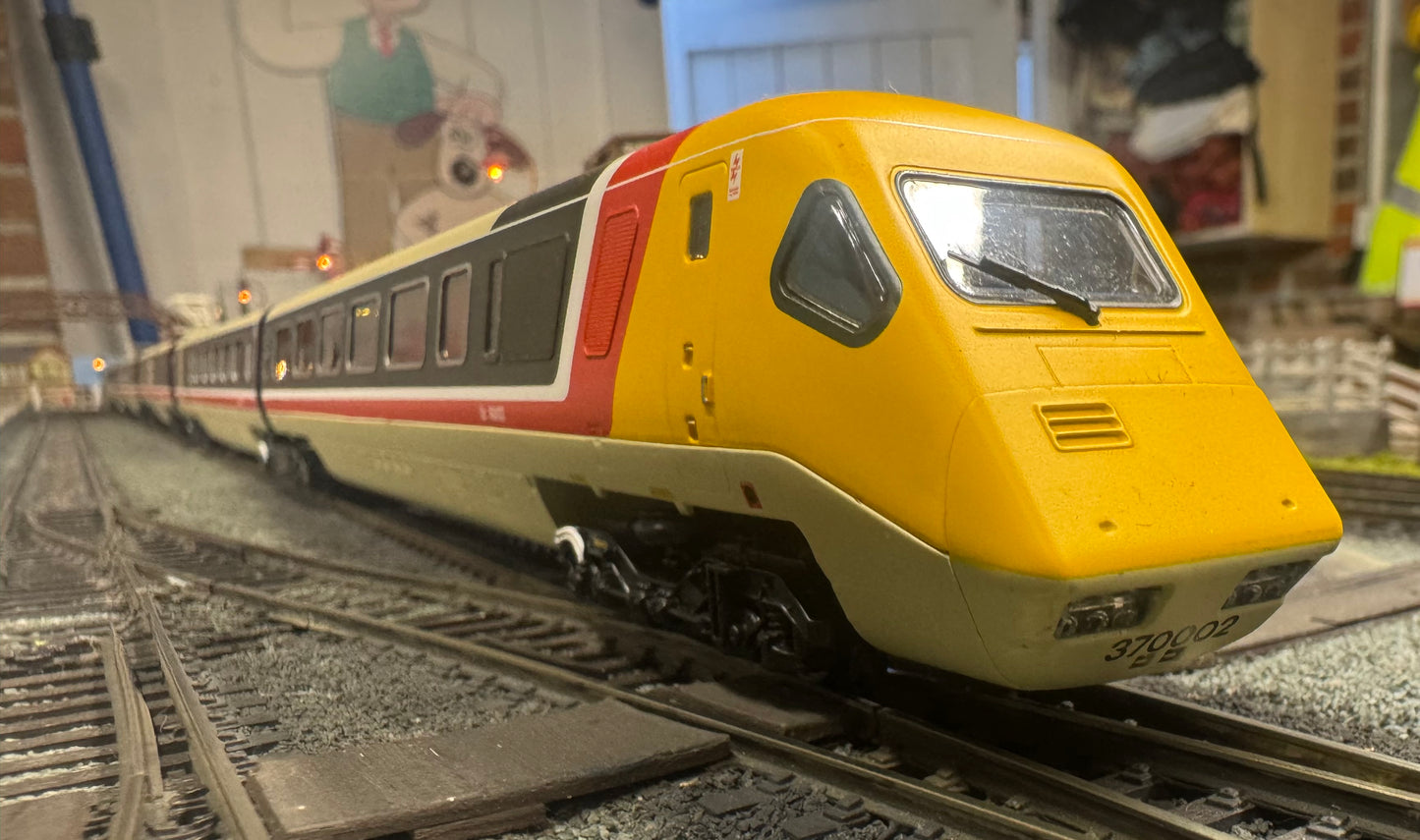 Hornby 30104 (OO) British Rail Class 370, Advanced Passenger Train No.370002 in BR Intercity livery, 5 car set. DCC Ready