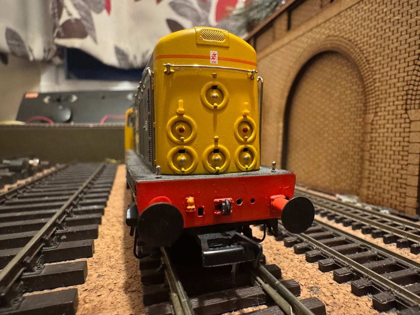 Bachmann 32-045 (OO) British Railways Class 20 No.20118 “Saltburn By The Sea” in British Rail Railfreight Red Stripe Livery. (Depot Allocation, Thornaby Depot) DCC Fitted 