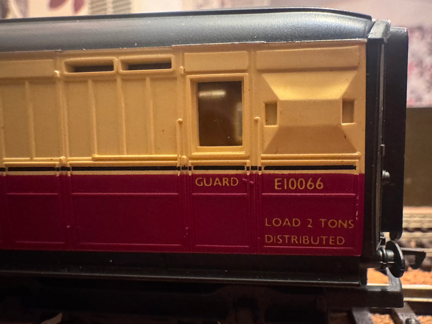 Hornby R.410 (OO) Ex LNER ‘Gresley’ Brake Corridor Composite No.E10066 in British Railways ‘Blood & Custard Livery 