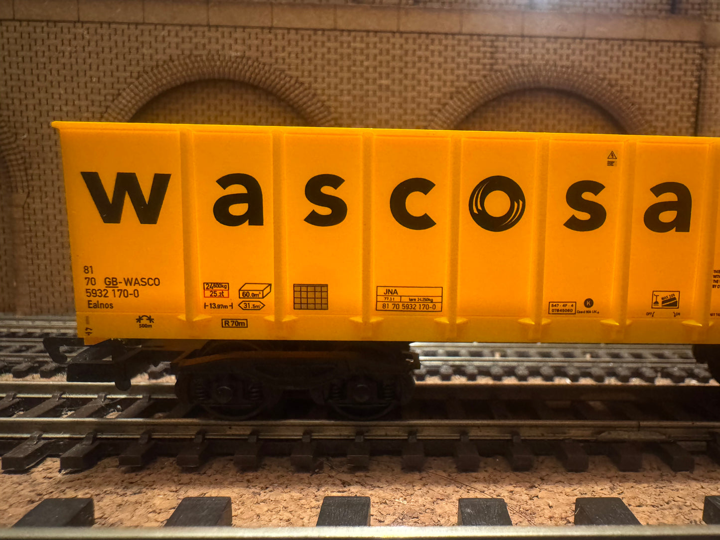 Hornby Railroad R60311 (OO) Wascosa JNA Bogie Tippler No.81 70 5932 170-0 in Wascosa / Network Rail Livery 