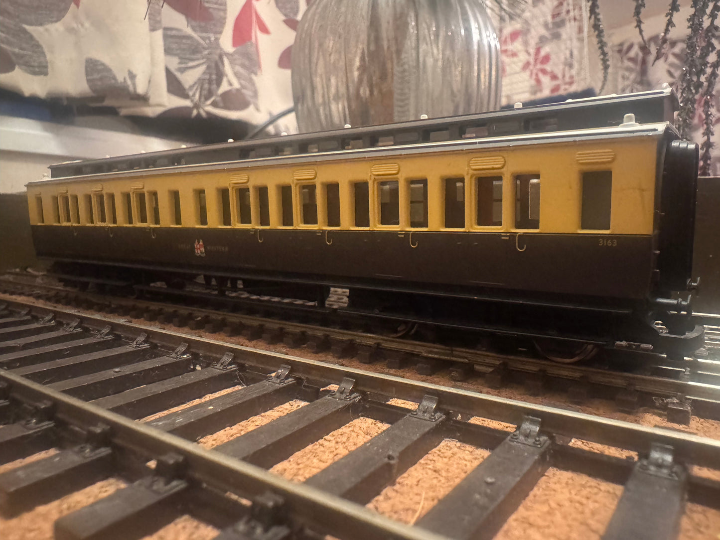 Hornby R4222A (OO) Great Western Railway ‘Dean’ Clerestory 3rd, No.3163 in GWR 1927-1934 Chocolate and Cream livery. 