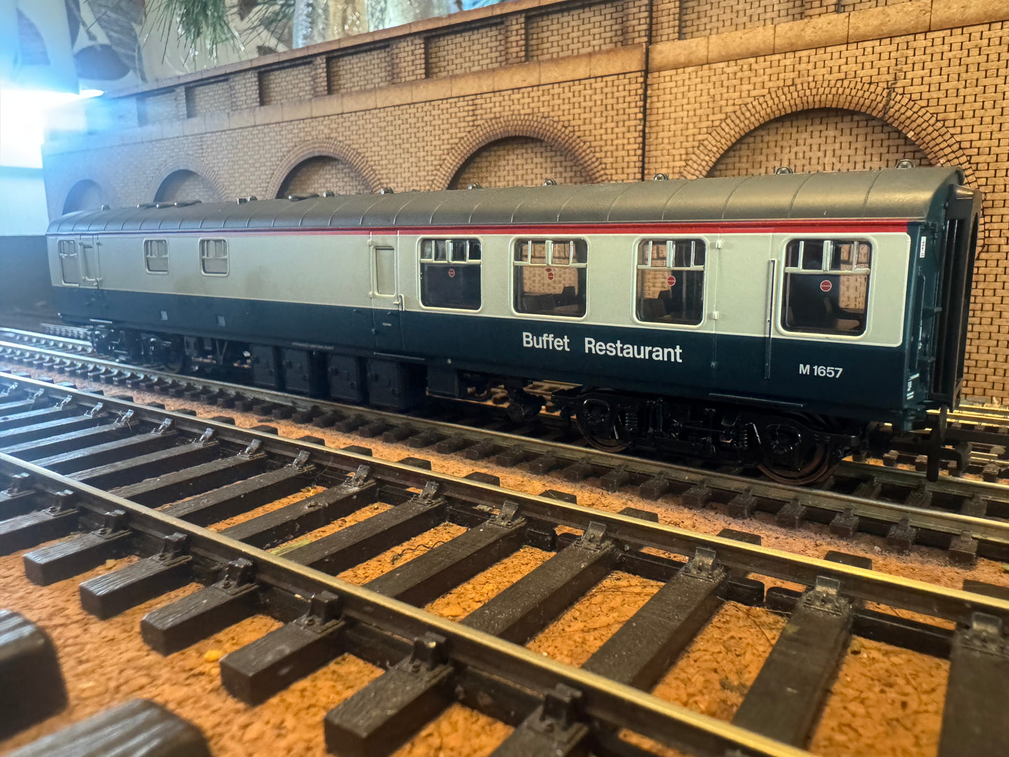 Hornby R4973A (OO) British Railways MK1 Restaurant Buffet Car No.M1657 in British Rail Blue Grey