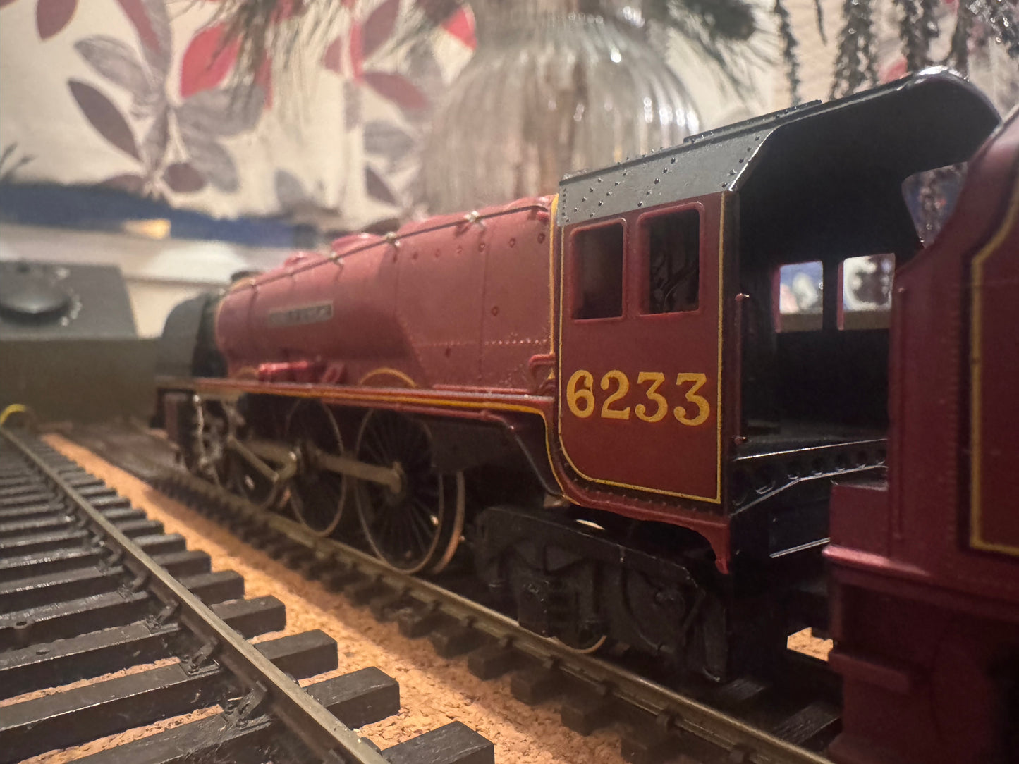 Hornby R.066 (OO) London Midland & Scottish Railway, 8P ‘Princess Coronation’ No.6233 “Duchess of Sutherland” in LMS Crimson Lake.