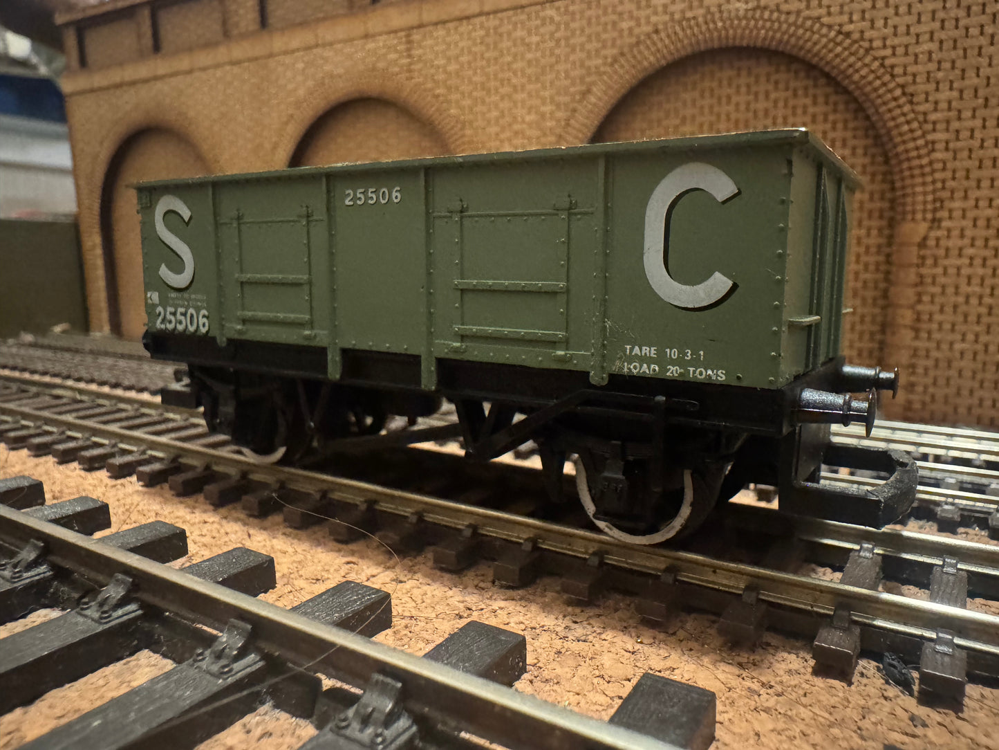 Hornby R564 (OO) S.C 20T LWB End Tipper Mineral Wagon No.25506 in S.C Green 