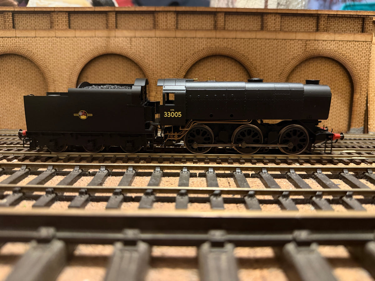 Hornby R3011 (OO) Ex SR ‘Bulleid’ Q1 No.33005 in British Railways Unlined Black. (Shed Code, 71A Eastleigh Depot) DCC Ready 