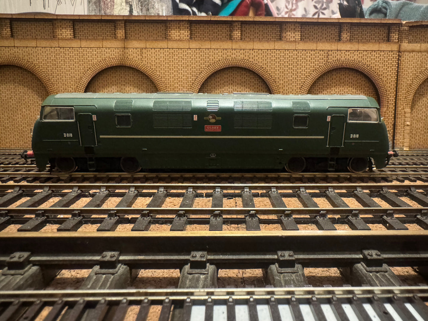 Bachmann 32-059 (OO) British Railways Western Region, “Warship” [Class 42] D818 “Glory” in BR Green with Yellow Ends. DCC Sound Fitted. 