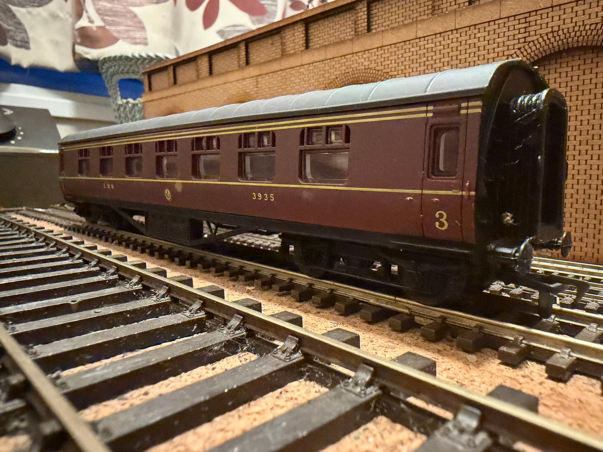 Dapol / Airfix 54202 (OO) London Midland & Scottish Railway, ‘Stanier’ 60ft Corridor Composite No.3935 in Lined Maroon 