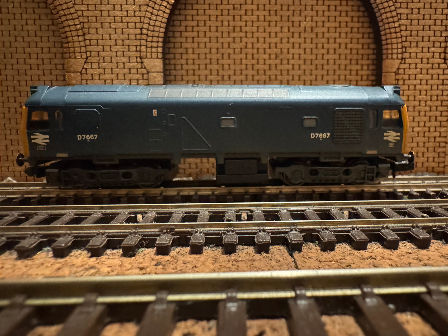 Graham Farish 371-076 (N Gauge) British Railways Sulzer Type 2 (25/3) No.D7667 in Pre-TOPS British Rail Blue 