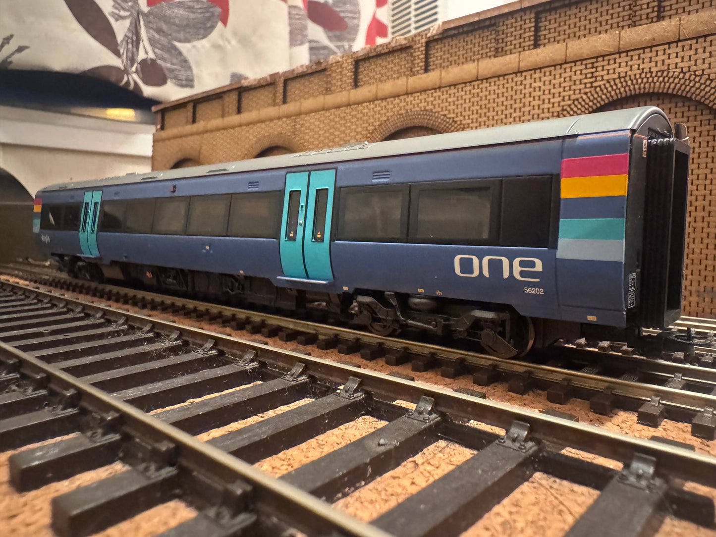 Bachmann 32-464 (OO) Adtranz / Bombardier Three Car Class 170 ‘Turbostar’ No.170202 in National Express’s ‘One Anglia’ livery.