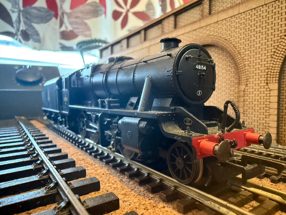 Hornby R2229 (OO) Ex LMS ‘Stanier’ 8F No.48154 in British Railways Unlined Black. (Shed Code 2F, Market Harborough Depot) DCC Ready 