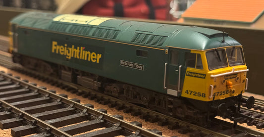 Heljan (OO) Ex British Railways Class 47/0 No.47258 “Forth Ports Tilbury” in Freightliner Green and Yellow, Lightly weathered. DCC Ready