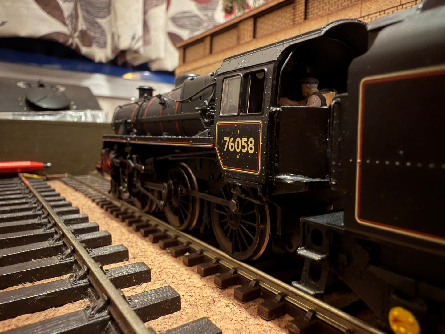 Bachmann 32-954 (OO) British Railways Standard 4MT Mogul No.76058 with BR1B Tender in weathered BR lined Black. DCC Sound Ready 