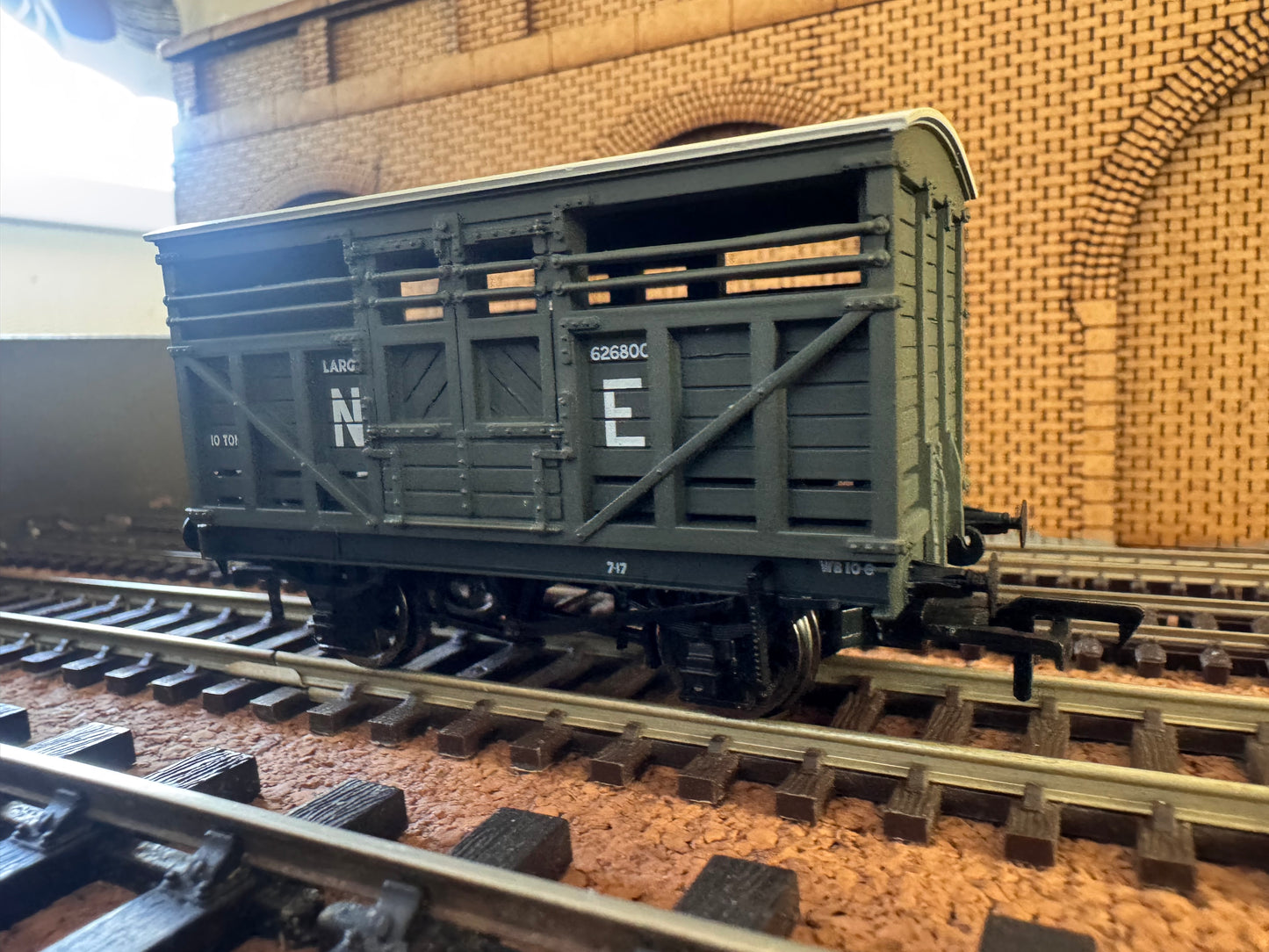 Bachmann 37-707 (OO) London North Eastern Railway 12T Cattle Wagon No.626800 in NE Grey. 