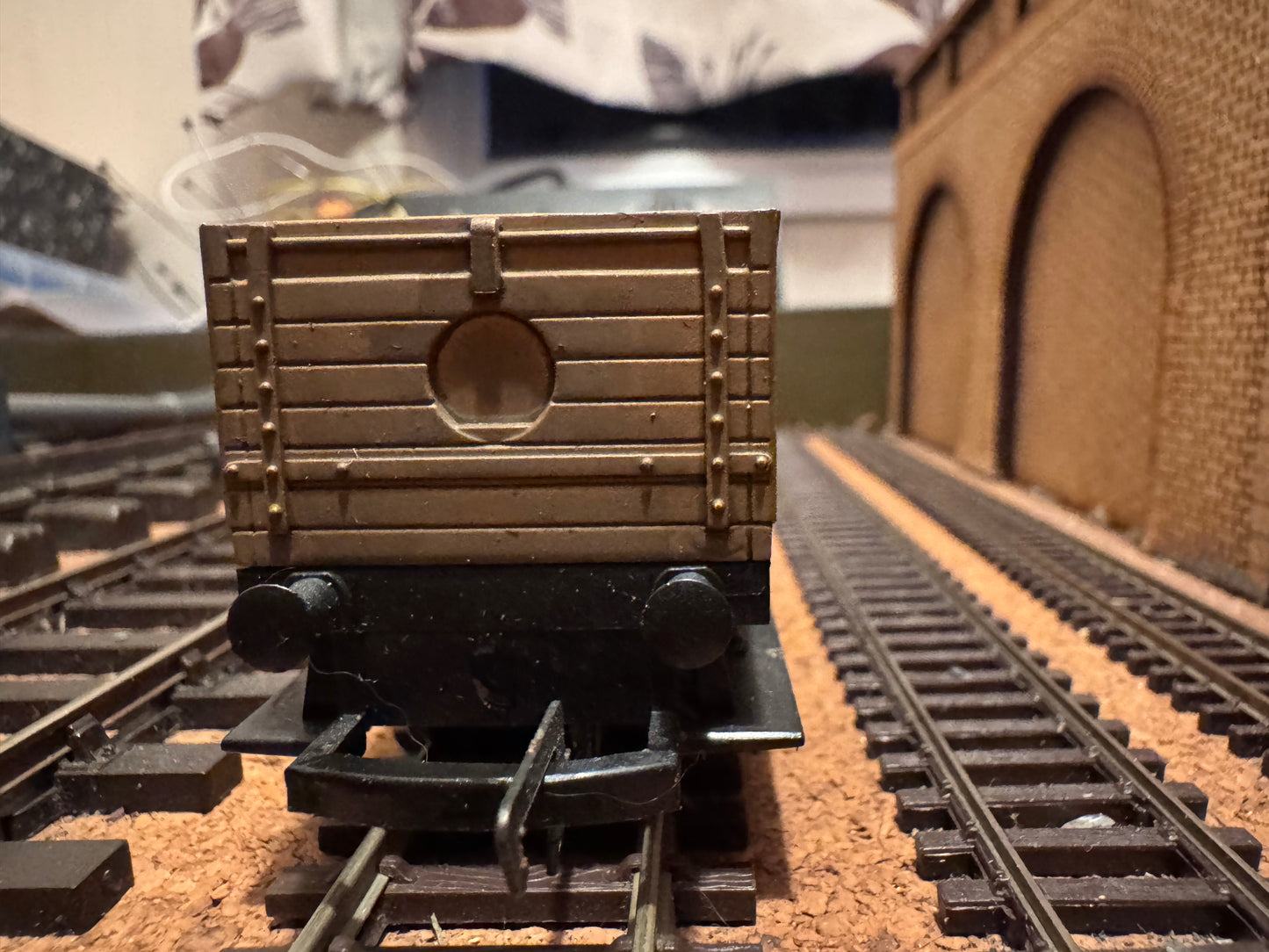 Hornby R1085 (OO) Long Wheel Base Severn Plank Wagon. Un-numbered / Repainted