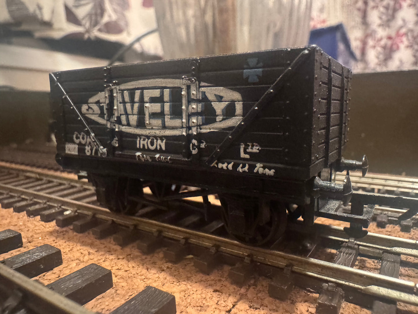 Graham Farish 12126 (OO) Stavely Iron Works,
Severn Plank Open Wagon No.8718. 