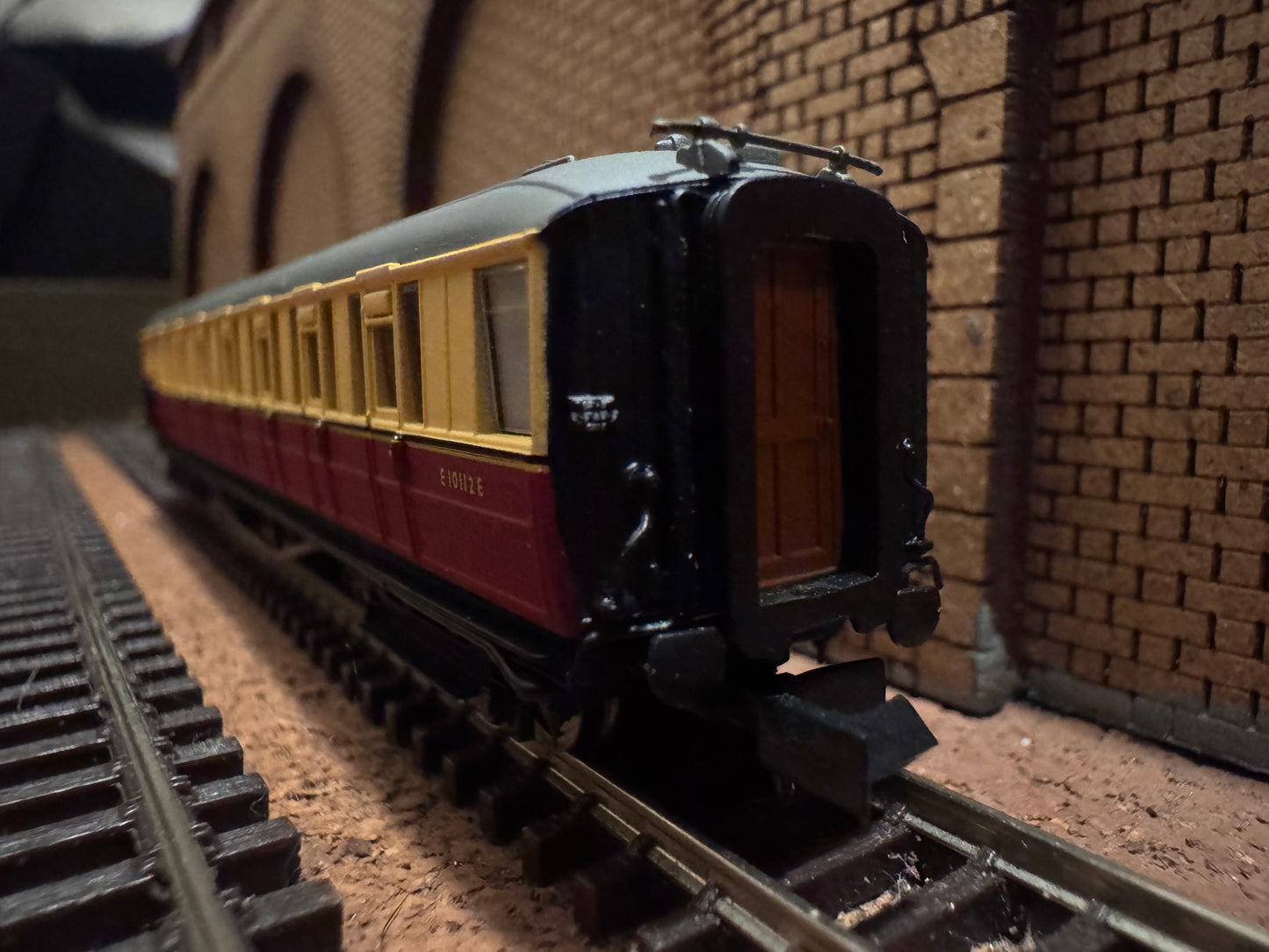 Dapol NC-61D (N Gauge) Ex LNER ‘Gresley’ Corridor Brake Second No.E10112E in British Railways Blood and Custard Livery 