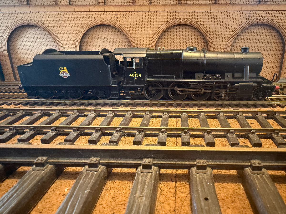 Hornby R2229 (OO) Ex LMS ‘Stanier’ 8F No.48154 in British Railways Unlined Black. (Shed Code 2F, Market Harborough Depot) DCC Ready 