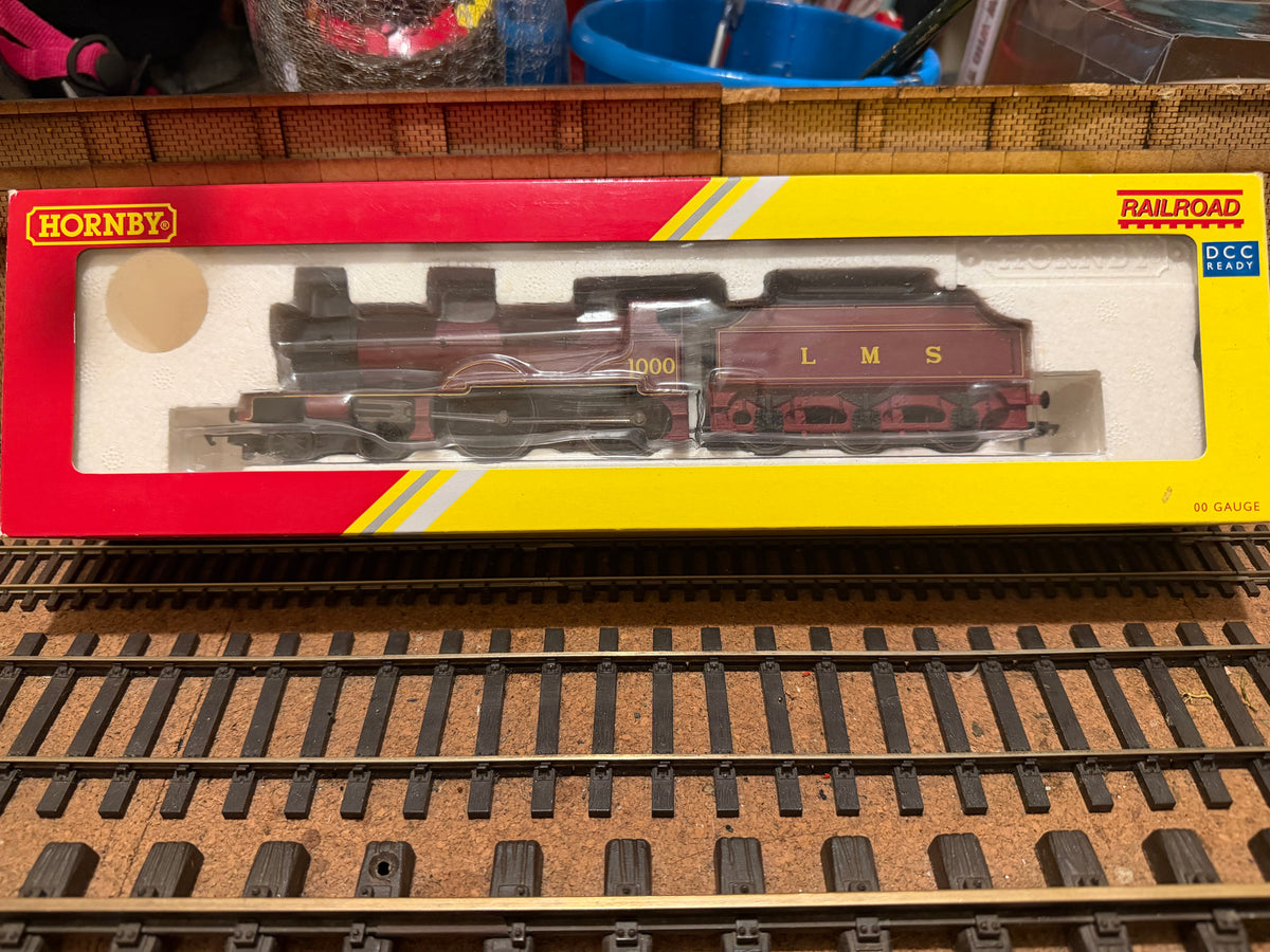 Hornby Railroad R3063 (OO) Ex MR 1000 Class ‘Midland Compound’ No.1000 in London Midland & Scottish Crimson Lake. DCC Ready