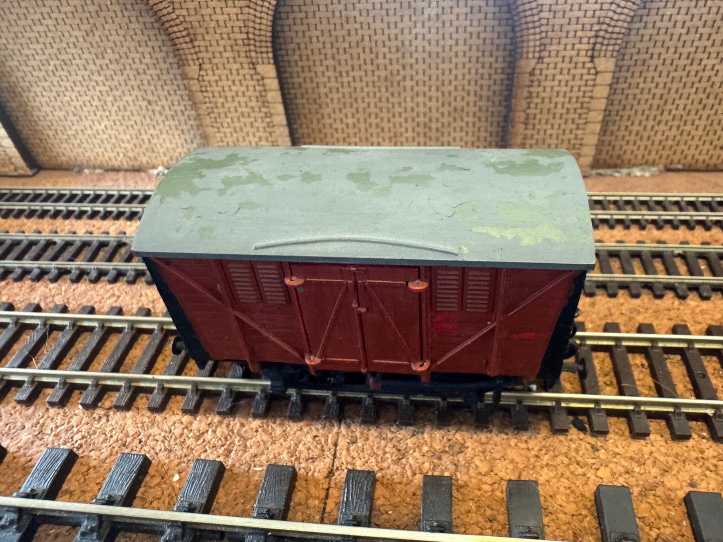 Airfix 02661–5 (OO) 10T Weathered Ventilated Meat Van.