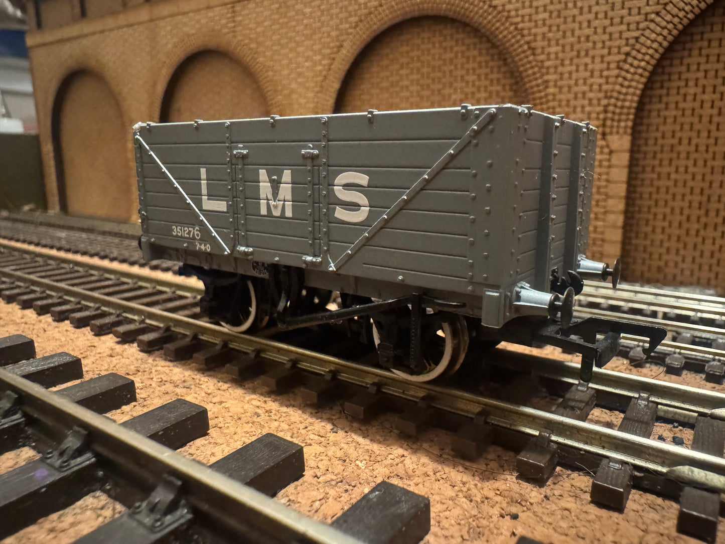 Bachmann 37-088 (OO) London Midland & Scottish Railway, Severn Plank Open Wagon No.351276 in LMS Grey. 