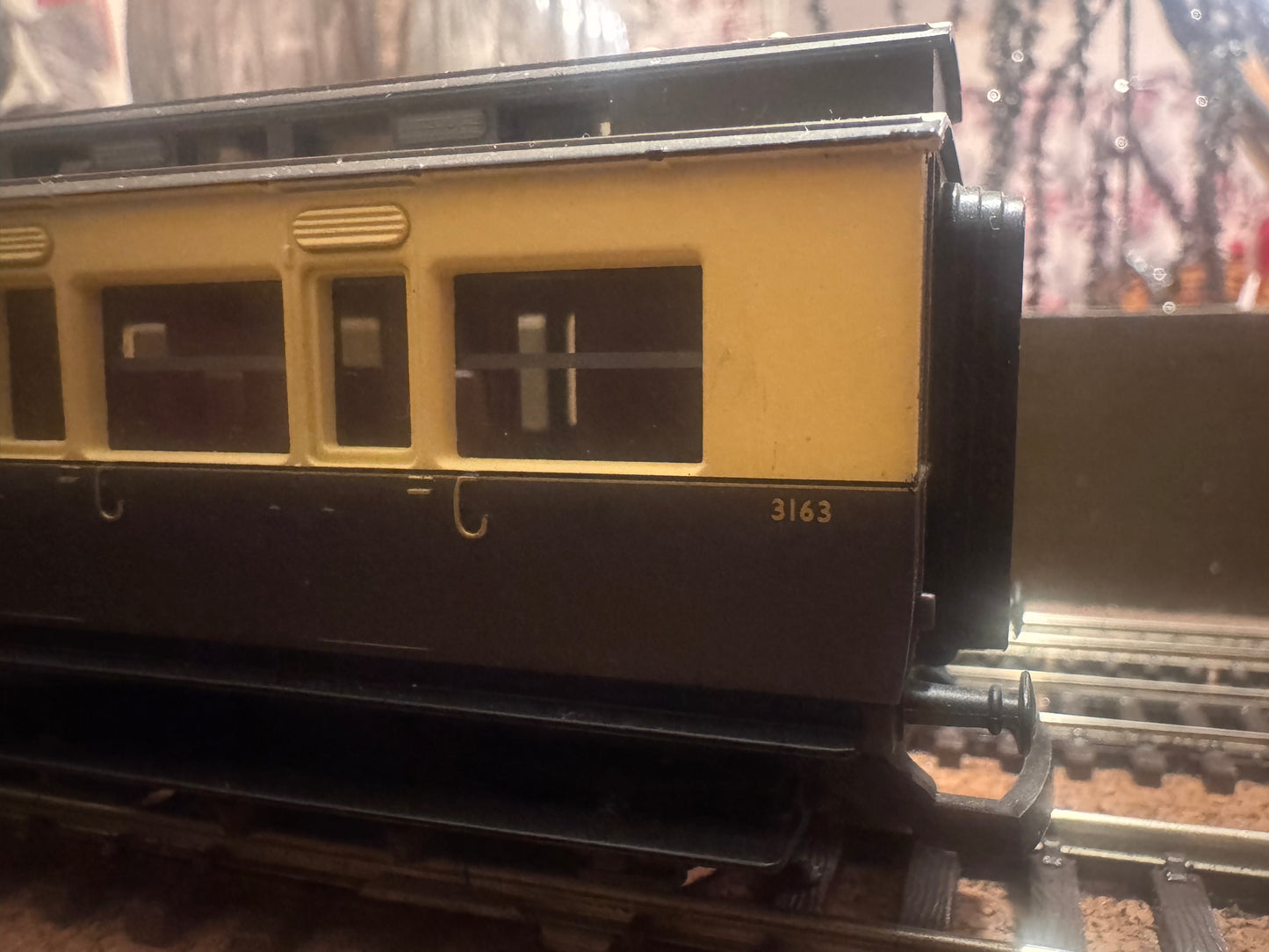 Hornby R4222A (OO) Great Western Railway ‘Dean’ Clerestory 3rd, No.3163 in GWR 1927-1934 Chocolate and Cream livery. 