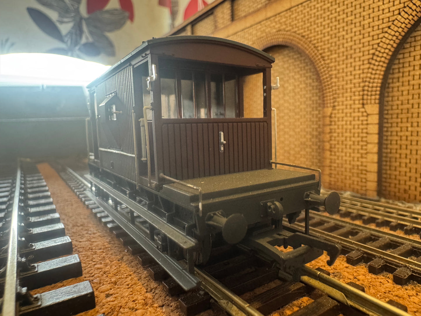Bachmann 37-537D (OO) British Railways 20T Brake Van No.B952830 in weathered BR Bauxite. 