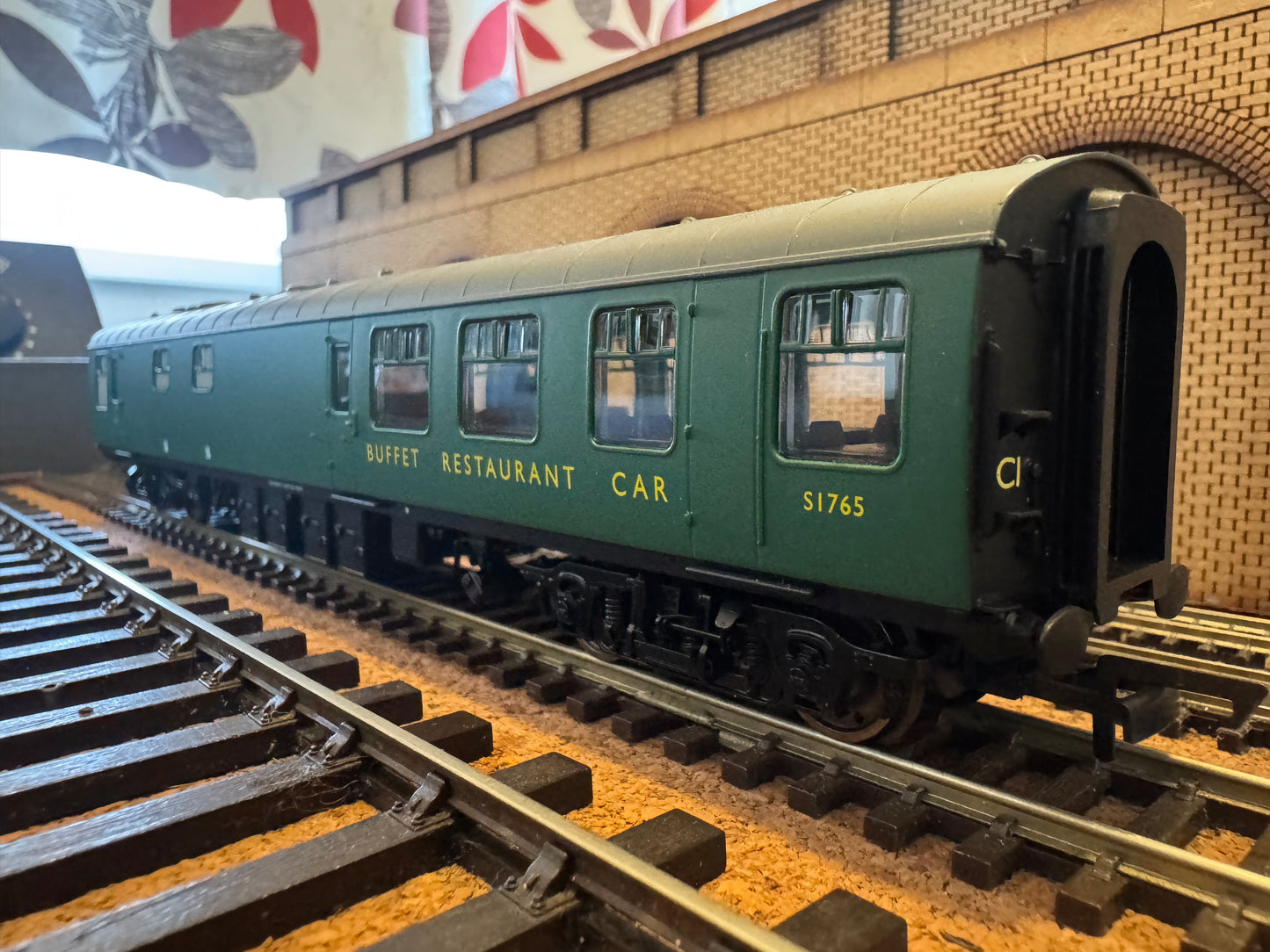 Hornby R4972 (OO) British Railways MK1 Restaurant Buffet No.S1765 in BR Southern Region Green 