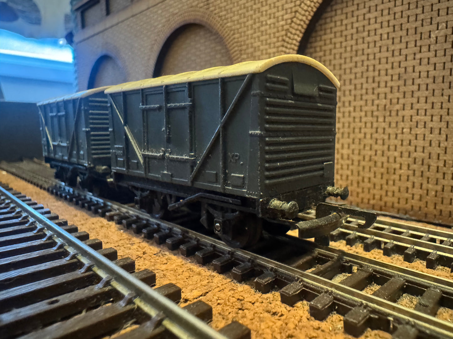 Tri-ang T76 (TT) British Railways 12T Vent Van No.B875550 in BR Grey. Set of two. 