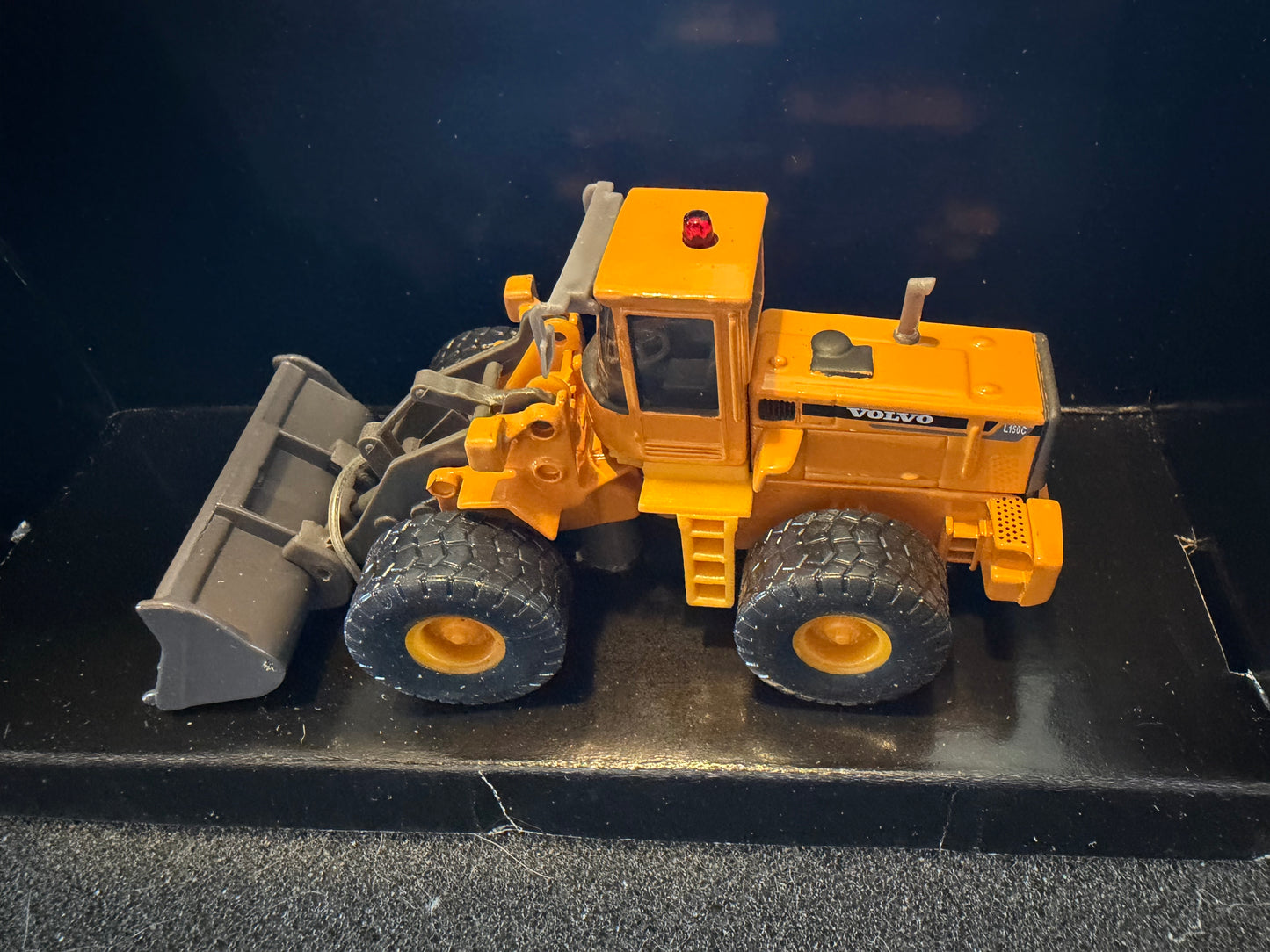 Hobby Works / Volvo (1:87 / HO) Volvo L150C Bulldozer.