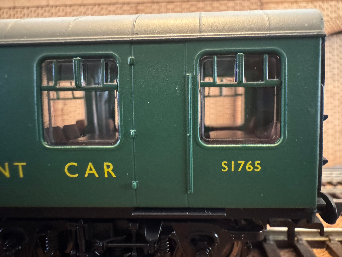 Hornby R4972 (OO) British Railways MK1 Restaurant Buffet No.S1765 in BR Southern Region Green 