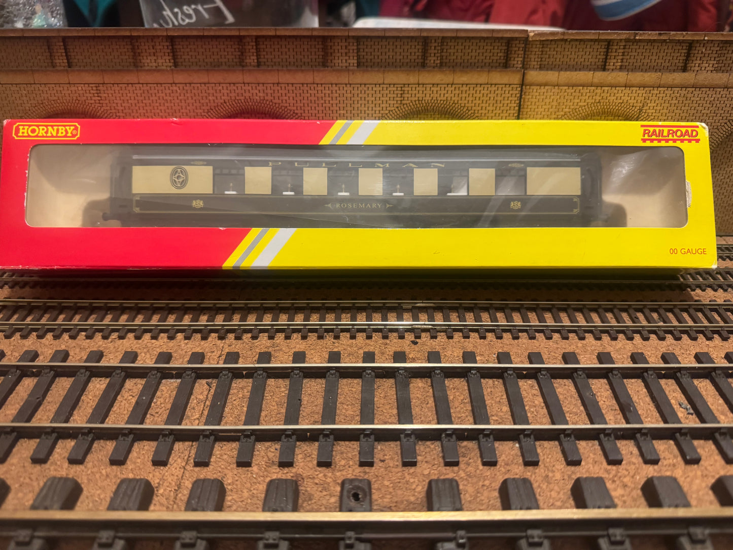 Hornby Railroad R4312 (OO) Pullman Class K, First Class Parlour Car in Pullman Car Company Livery 