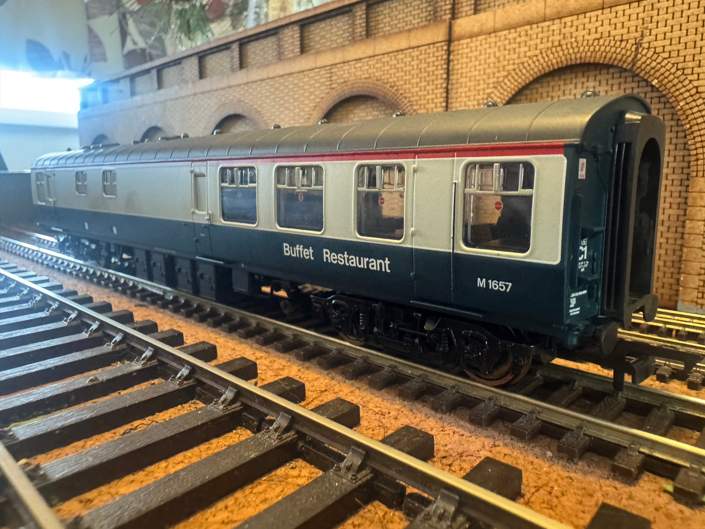 Hornby R4973A (OO) British Railways MK1 Restaurant Buffet Car No.M1657 in British Rail Blue Grey
