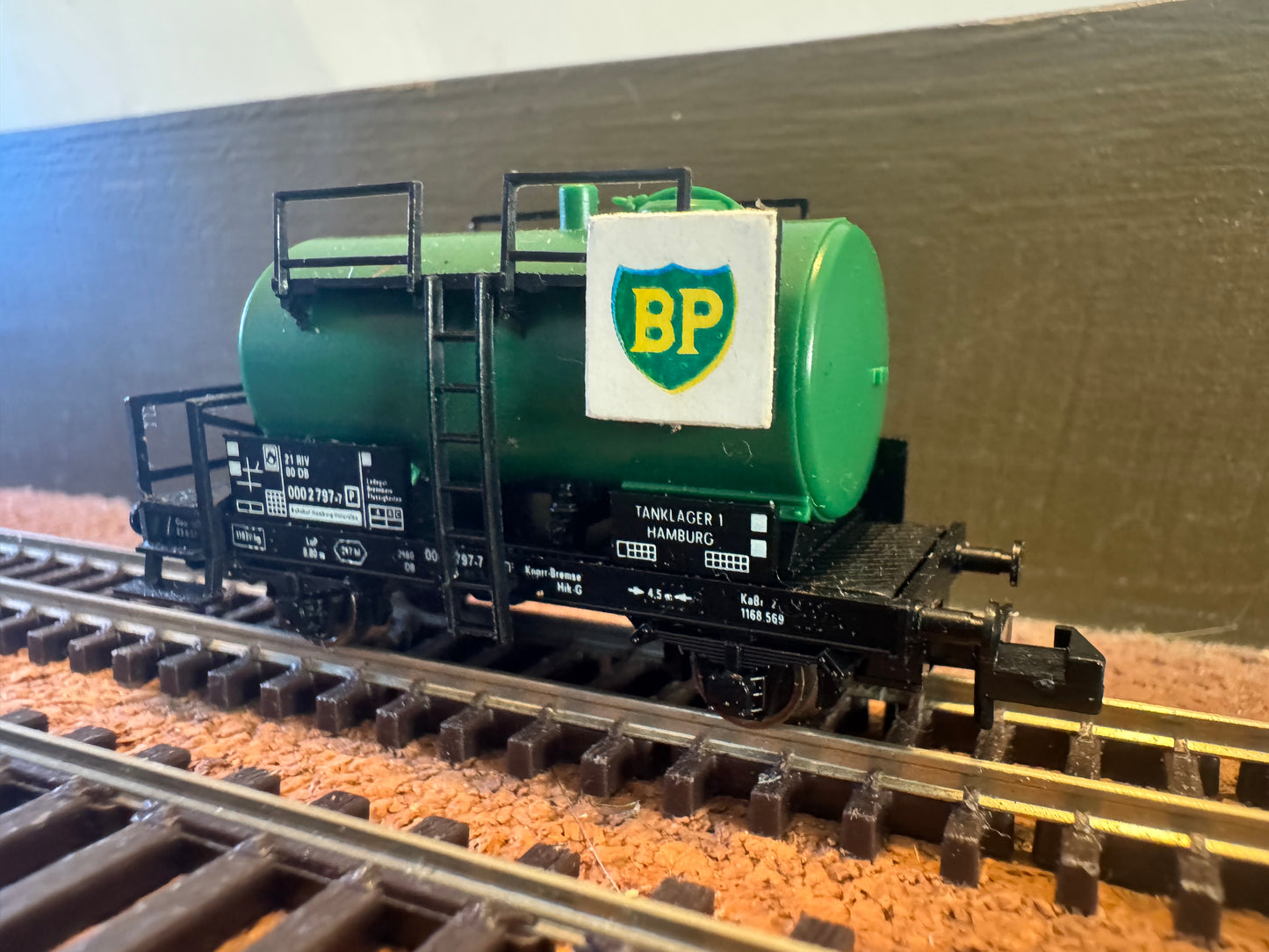 Fleischmann 8402 (Euro N Gauge / 1:160) Deutsche Bahn / British Petroleum Kesselwagen No.000 2 797 - 7.. 