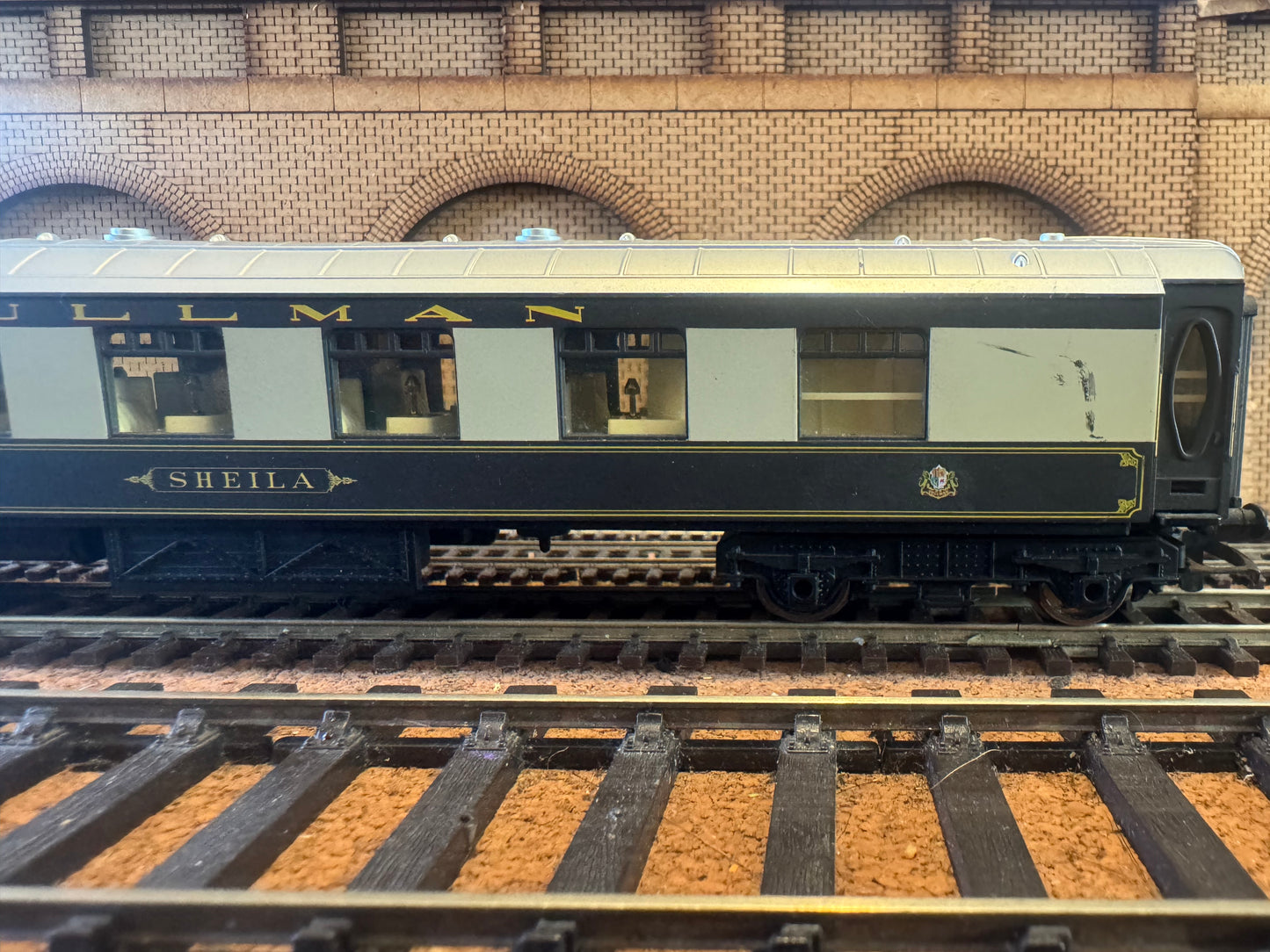 Hornby R1097 (OO) Pullman Car Company Type K, First Class Parlour Car “Sheila” in PCC Livery 