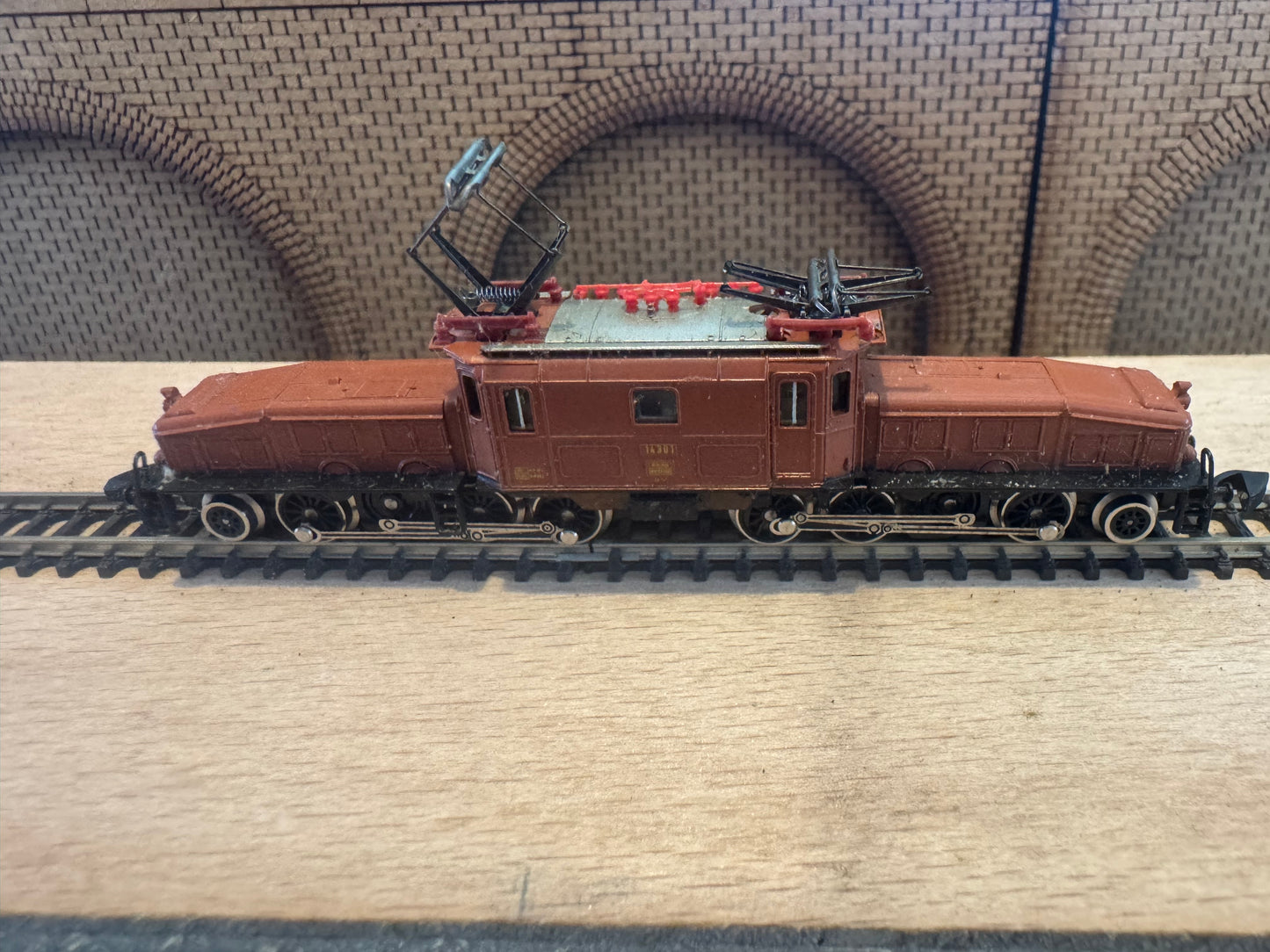 Marklin Mini Club 8852 (Z Gauge) Schweizerische Bundesbahnen, Ce 6/8 III No.14301 in SBB Livery.
