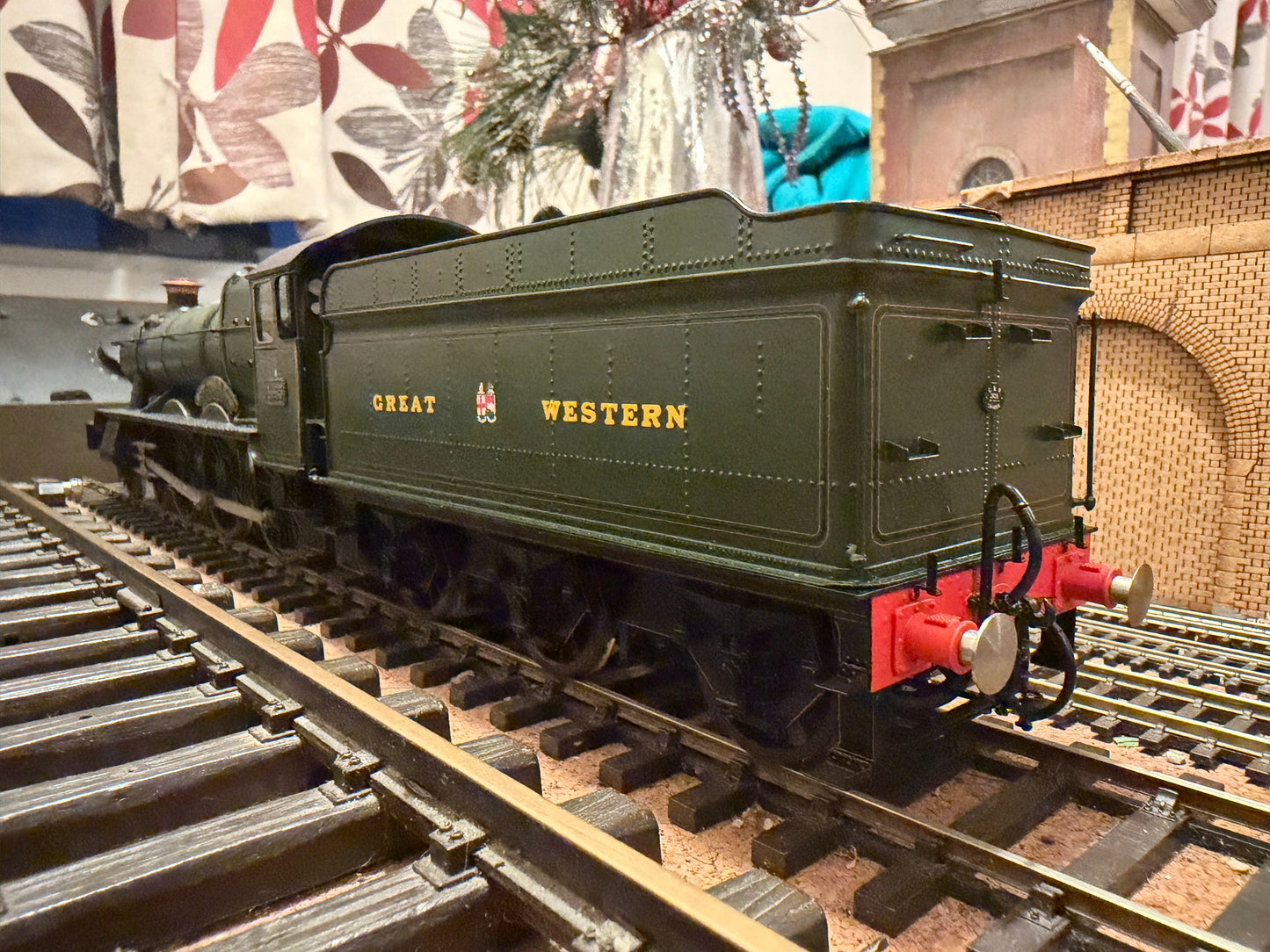 Tower Models (O) Great Western Railway 49xx ‘Hall Class’ No.4965 “Rood Ashton Hall” in Lined Great Western Railway Livery. 