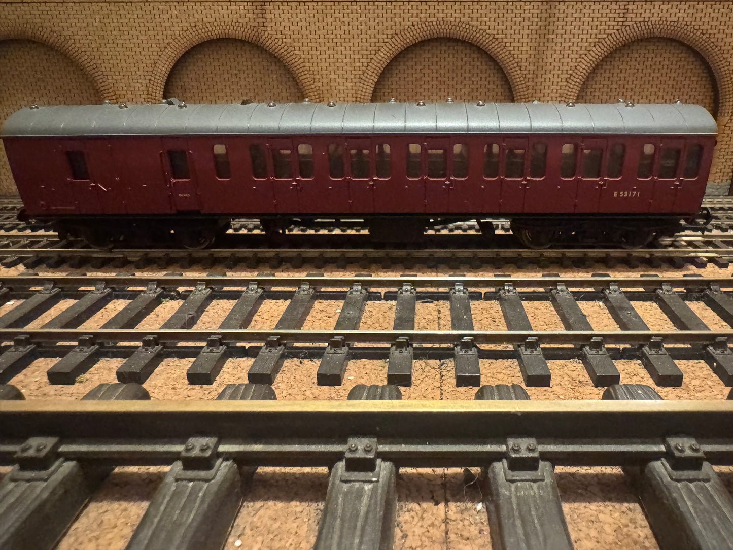 Bachmann 34-628A (OO) British Railways Mk1 57Ft Suburban Brake No.E53171 in BR Unlined Crimson.