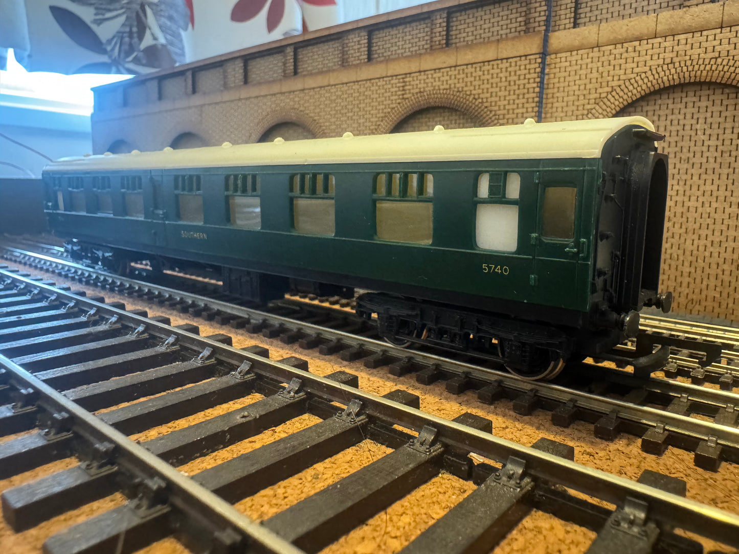 Tri-ang Hornby R933 (OO) British Railways MK1 Second Corridor No.5740 in Southern Railway Green. 
