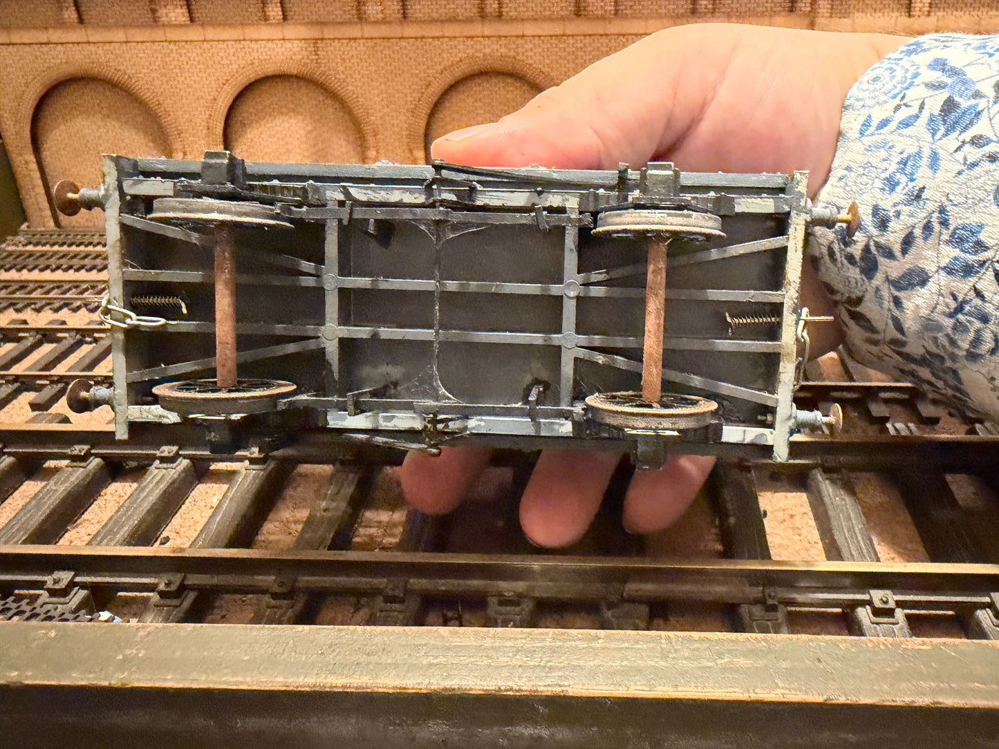 Slater’s 7031 (O Gauge) Ex MR ‘Large’ 10T Cattle Wagon No.114351 in London Midland & Scottish Railway Grey, with Bull (unfinished) 