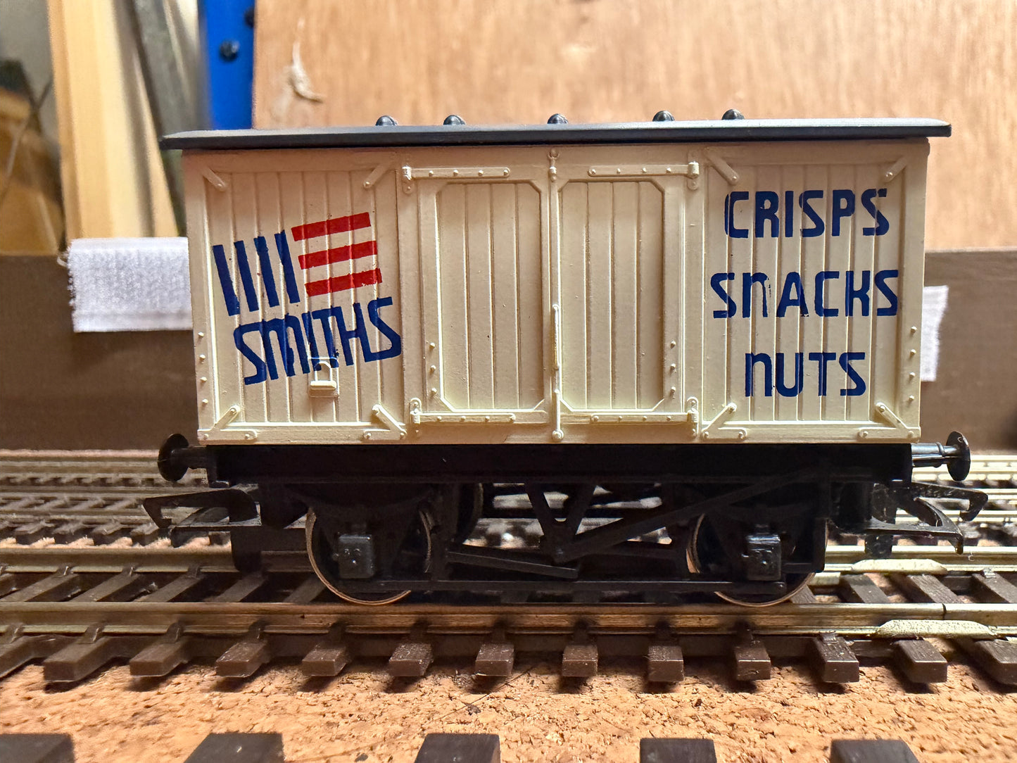 Hornby R.135 (OO) Smith Snacks Van