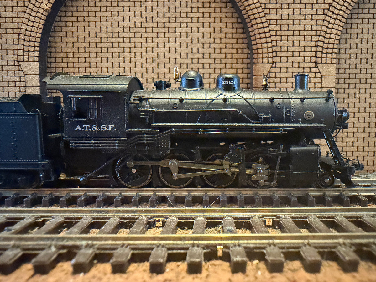 Bachmann Spectrum 81505 (N Scale) Baldwin 2-8-0 Consolidation No.2523 with medium tender in Atchison, Topeka and Santa Fe Railway Livery. DCC Ready 