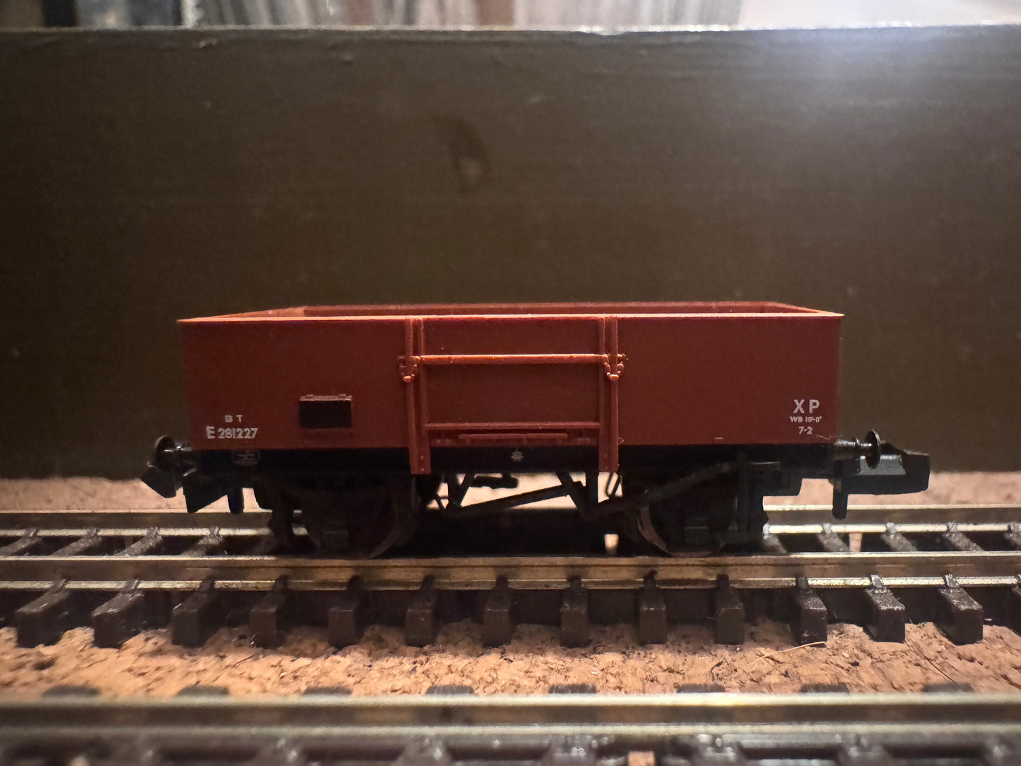 Graham Farish 377-952 (N Gauge) British Railways 13T High Sided Steel Open Wagon No.E281227 in BR Bauxite 
