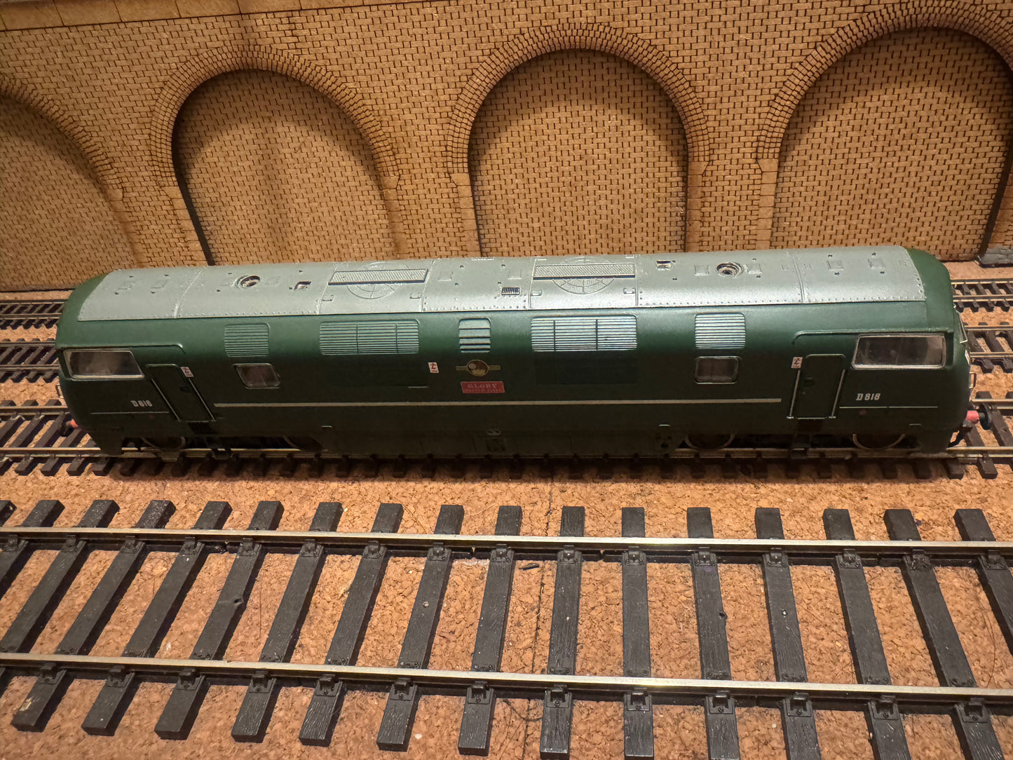 Bachmann 32-059 (OO) British Railways Western Region, “Warship” [Class 42] D818 “Glory” in BR Green with Yellow Ends. DCC Sound Fitted. 