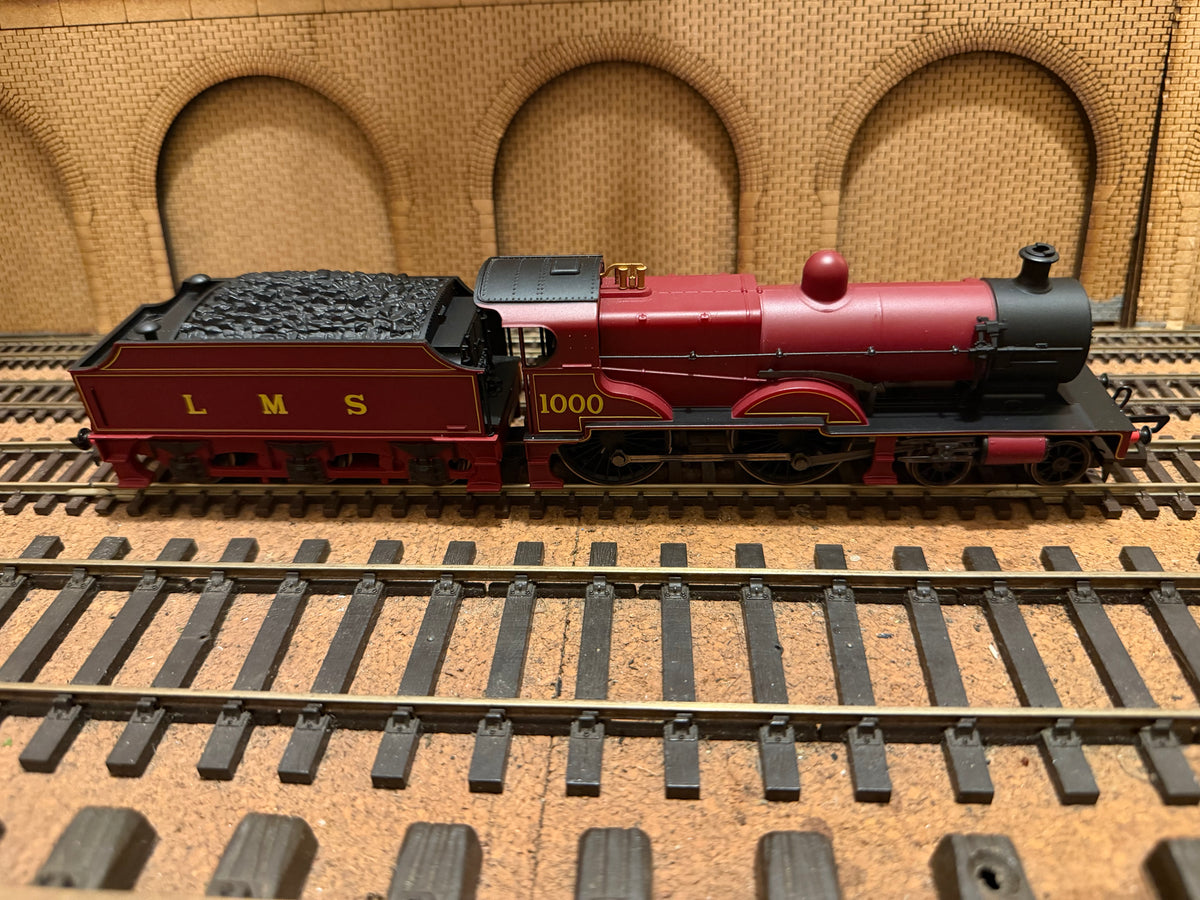 Hornby Railroad R3063 (OO) Ex MR 1000 Class ‘Midland Compound’ No.1000 in London Midland & Scottish Crimson Lake. DCC Ready