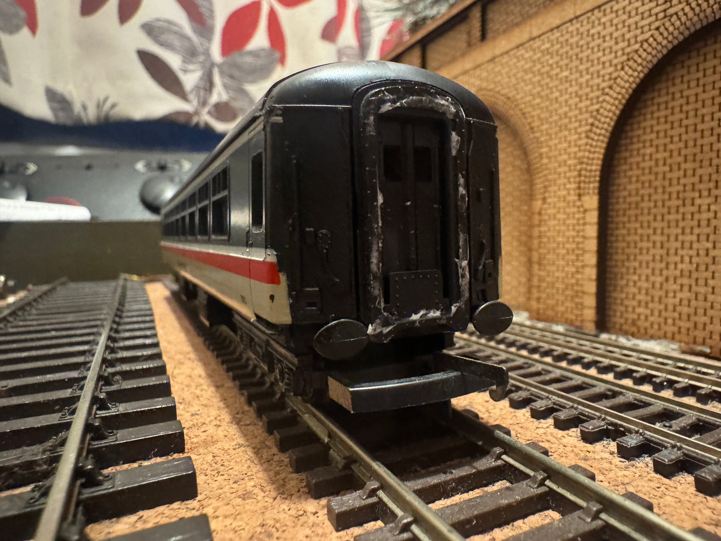 Lima L305327 (OO) British Railways MK2B Tourist Second Open Restaurant Car, No.1883 in Intercity Executive livery