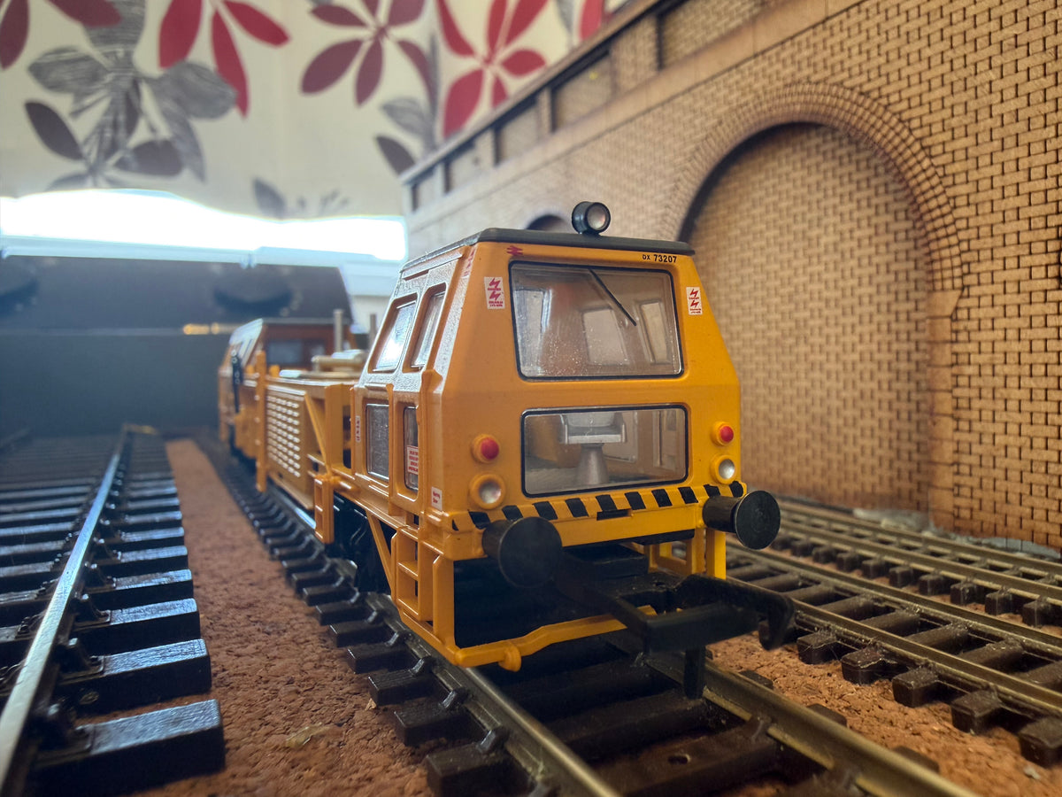 Bachmann 36-160 (OO) British Rail, Plasser Track Tamper Machine No.DX72307 (Non Motorised) in BR departmental yellow. 