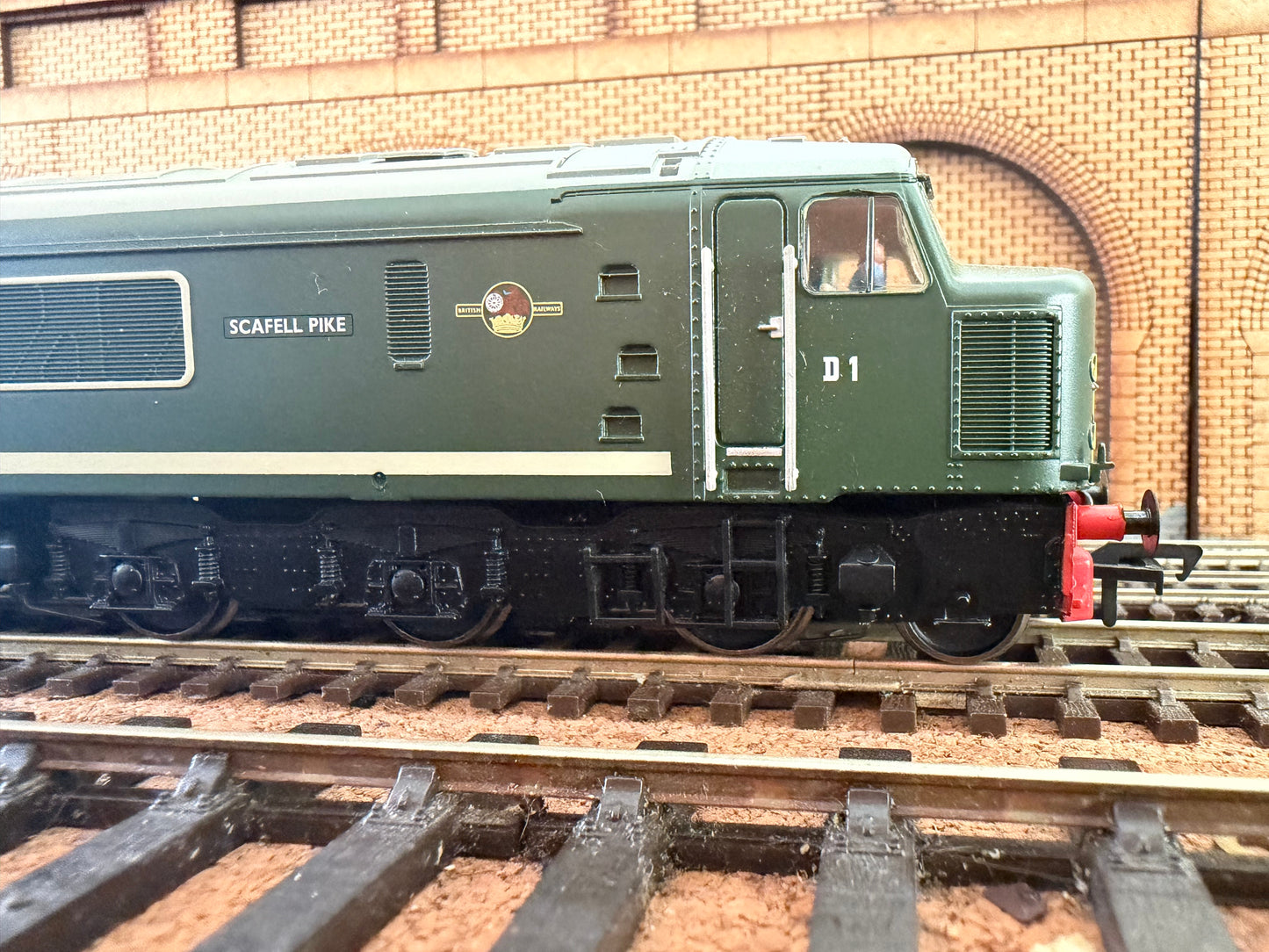 Bachmann 32-650 (OO) British Railways, Sulzer Type 4 [Class 44] No.D1 “Scafell Pike” in British Railways Green and small yellow ends. 